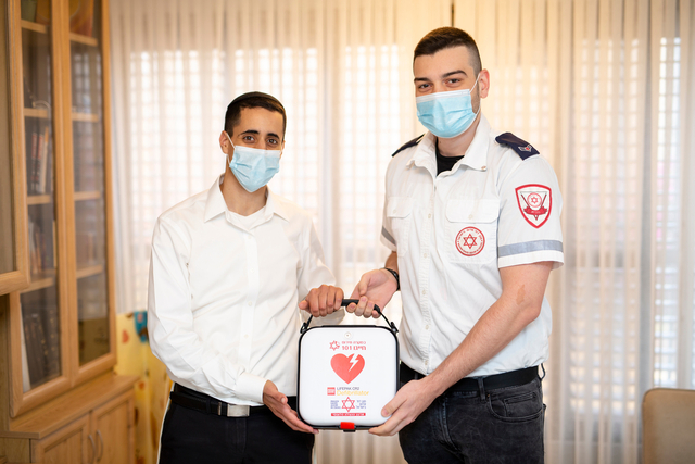 עומר חיים וחובש רפואת חירום במדא רז יצחקי צילום דוברות מדא 19.11.2020 1