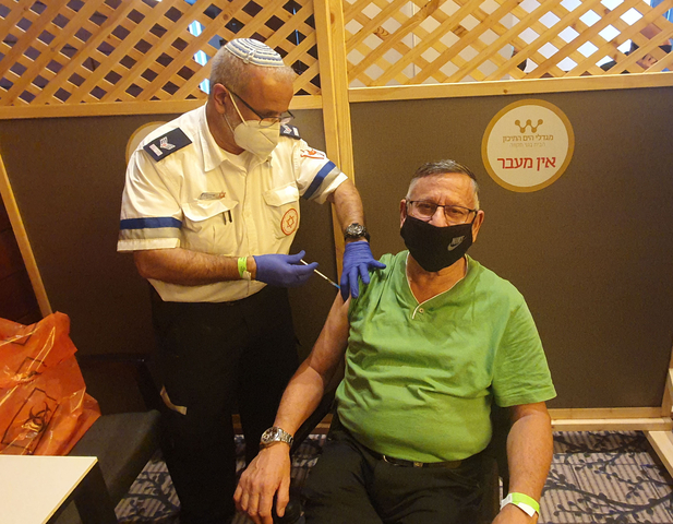 צוותי מגן דוד אדום מחסנים בחיסון השני לדיירי הדיור המוגן מגדלי הים התיכון בגני תקווה צילום דוברות מדא 12.1.21 2 1