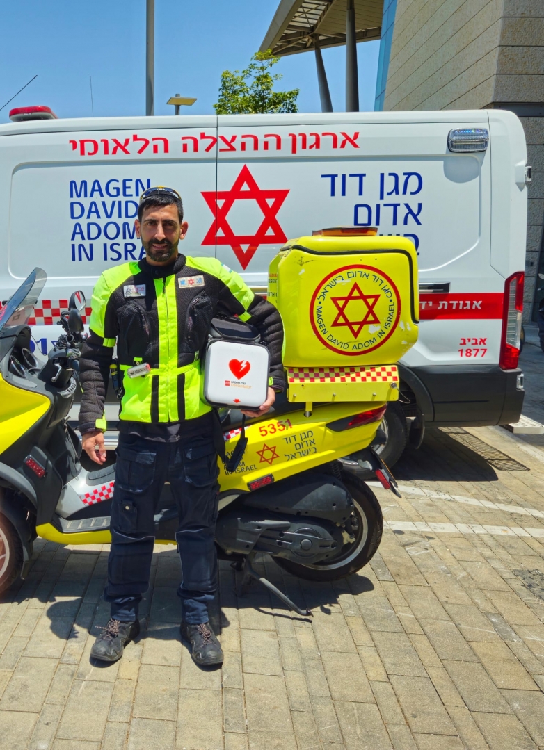חיי גבר בן 75 ניצלו הודות למַפְעֵם (דפיברילטור) שהוצב במרחב הציבורי