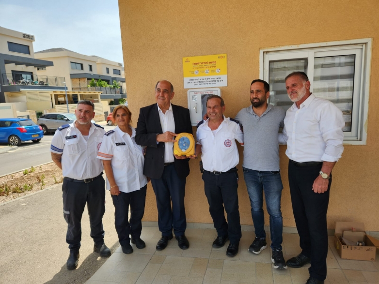 9 מַפְעֲמִים (דפיברילטורים) של מגן דוד אדום הוצבו מחוץ לבתי כנסת במועצה המקומית שלומי
