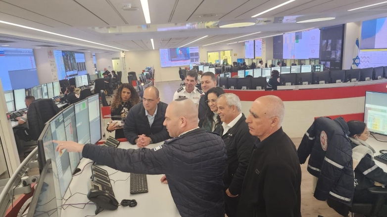 יו"ר מרכז השלטון המקומי וראשי עיריות ומועצות ביקרו במוקד הלאומי של מגן דוד אדום