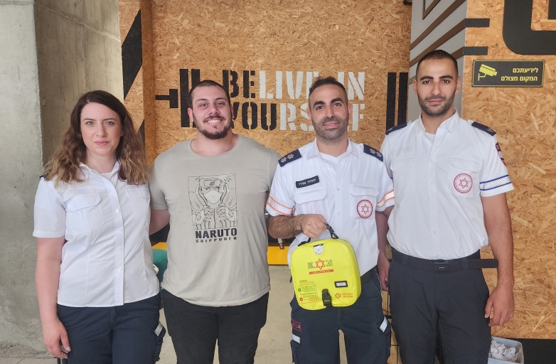 אלאלון ויינטראוב (26) לקה בדום לב בזמן אימון בחדר כושר. שימוש מהיר במַפְעֵם (דפיבירלטור) הציל את חייו
