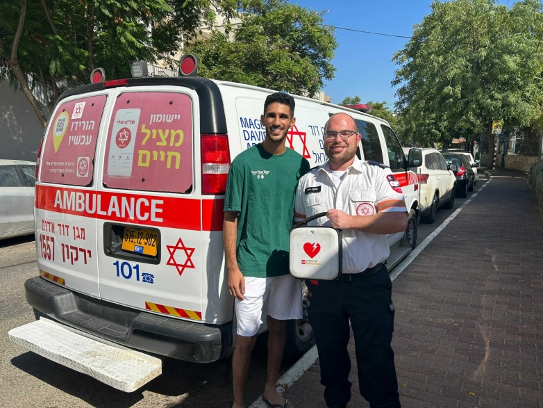 פראמדיק מד״א איתי רייז יחד עם ניר קפח