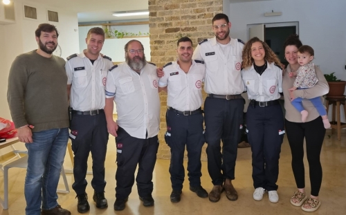 כשנה אחרי שהצילו את חייה, צוות מד&quot;א פגשו את אלונה בת השנה שלקתה בדום לב