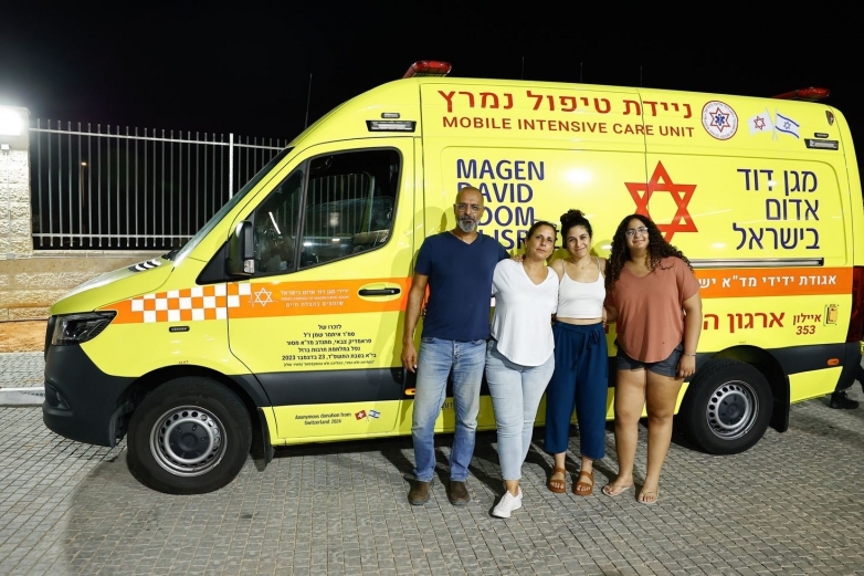 משפחתו של סמ"ר איתמר שמן ז"ל, פראמדיק קרבי שנפל בעזה, סיירו בתחנת מד"א במודיעין בה התנדב