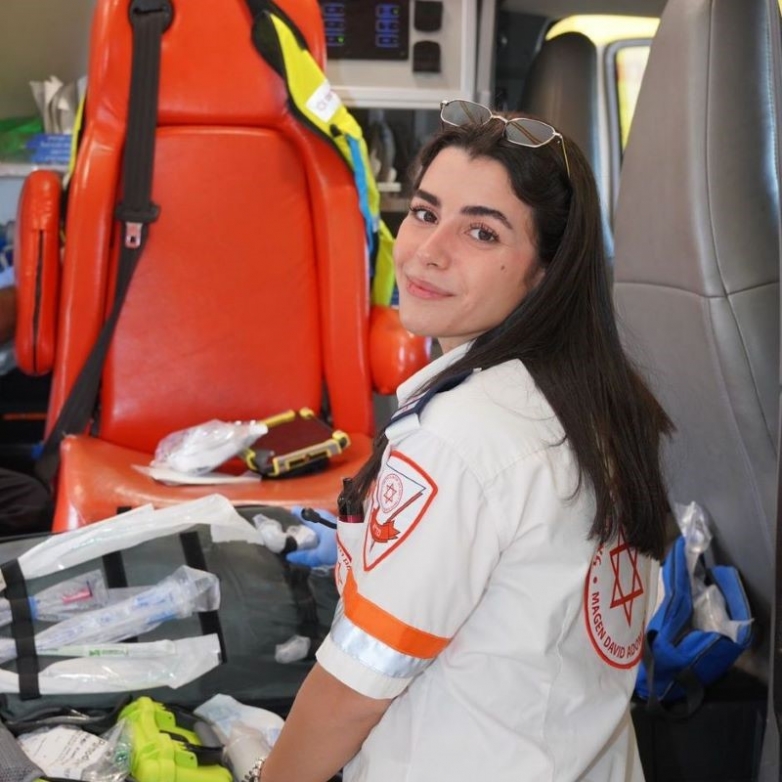 פראמדיקית מגן דוד אדום אושרית חדד תדליק משואה ביום העצמאות ה-76