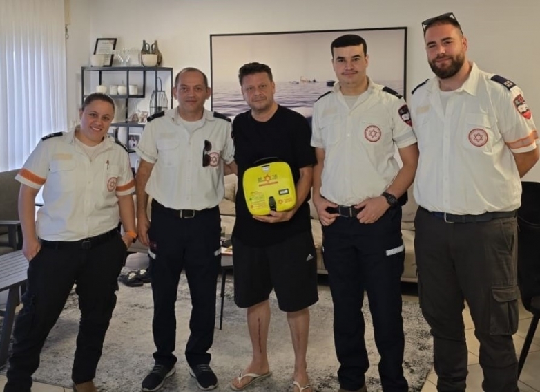 לאחר שלקה בדום לב והתמוטט, נסים נפגש עם צוות מד"א שהציל את חייו