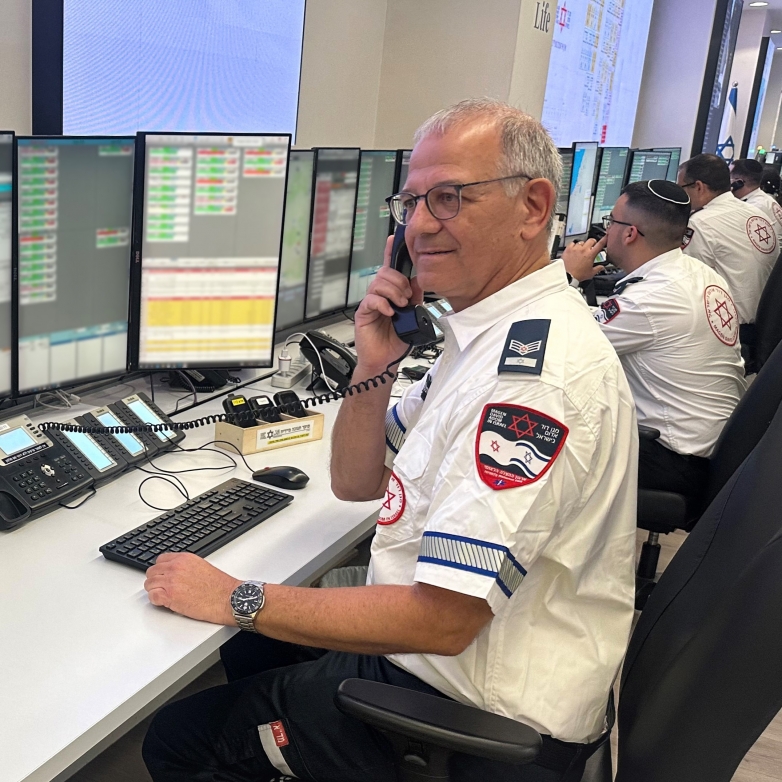 פרופ' יובל ביתן מציל חיים במוקד הכוננים הלאומי של מד"א