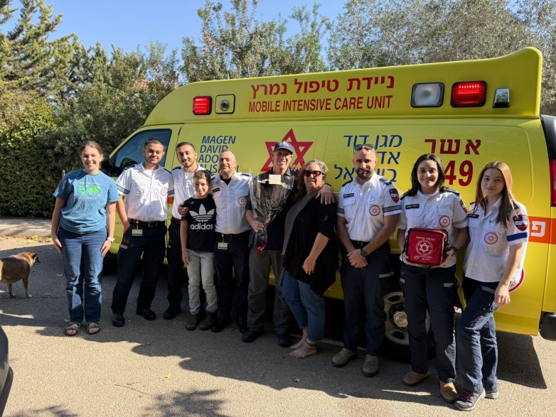 צוות מד"א שהציל את חייו של שי כשלקה בדום לב, הגיע לבקר אותו בביתו: "רגעים כמו אלו נותנים לנו מוטיבציה"