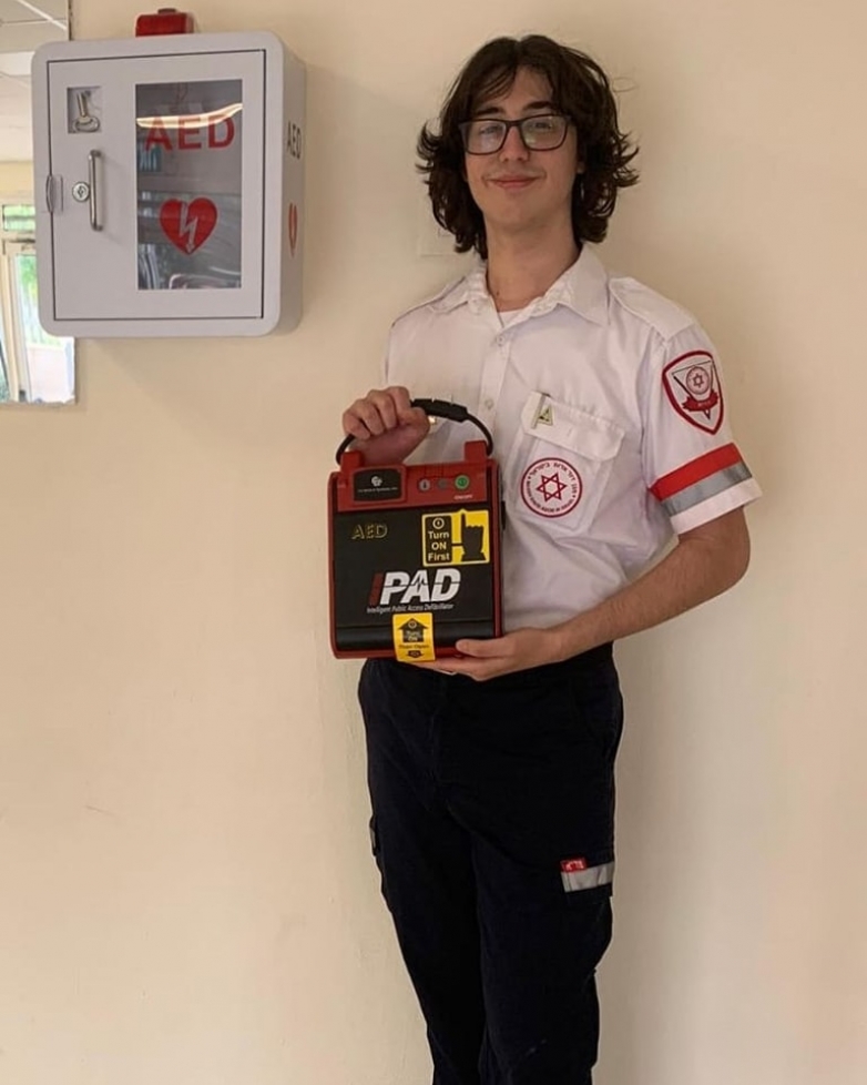 נער הציל את חברו שהתמוטט בזכות שימוש במַפְעֵם (דפיבירלטור)