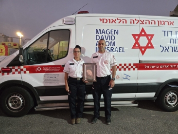 הוריה של סמל שיר ביטון ז"ל, חיילת צה"ל ומתנדבת מד"א שנפלה במוצב נחל עוז, סיימו קורס חובשים והתחילו להתנדב במגן דוד אדום