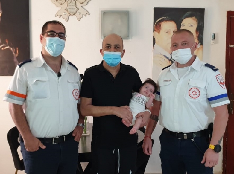 התלונן על כאבים בחזה, לקה בדום לב וניצל בזכות שוק חשמלי ממכשיר הדפיברילטור