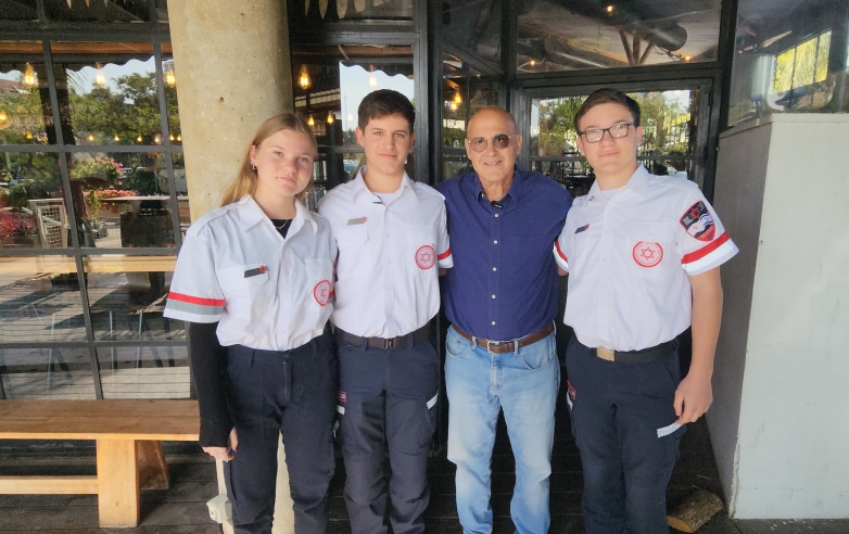 שלושה מתנדבי נוער במד"א הצילו חיי אדם שהתמוטט בזמן ששיחק כדורגל