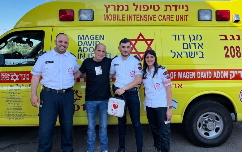 אשר אפינזר לקה בדום לב ברחוב. צוות מד"א שהוזעק למקום הציל את חייו