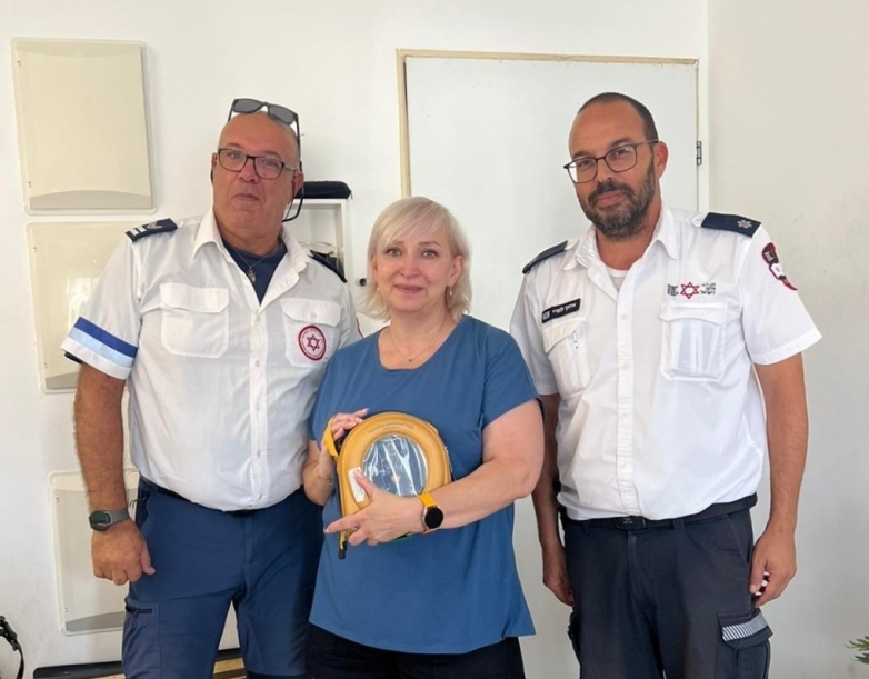 לאחר שלקתה בדום לב בחוף הים, זלטה נפגשה עם צוות מד"א שהציל את חייה