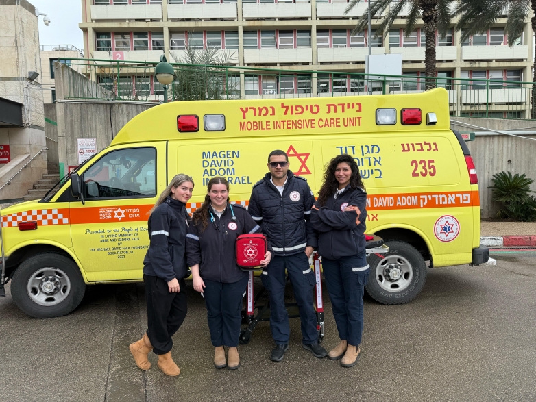 2 מכשירי מַפְעֵם ציבוריים הצילו את חייהם של גבר ואישה שלקו בדום לב