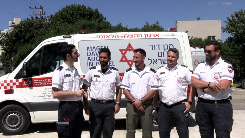 חבריו של יונתן דין חיים ז&quot;ל  שנפל במלחמת חרבות ברזל חנכו את האוטובוס שהוקדש לזכרו
