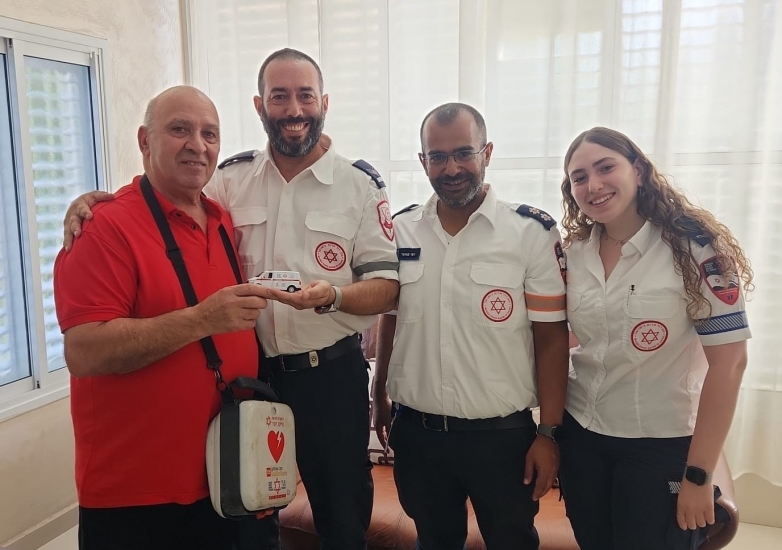 לאחר שלקה בדום לב והתמוטט: הגופ נפגש עם צוות מד"א שהציל את חייו