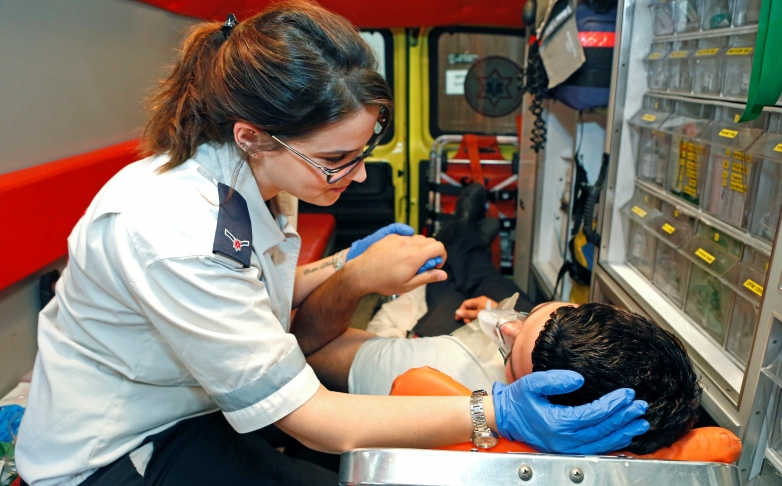 פראמדיקית מד&quot;א, בתיה קרבצ&#039;וב, שהגיעה לטפל בזוג קשישים חולים בקורונה, נשארה בביתם שעה וחצי והלכה רק לאחר שדאגה להם לארוחה חמה ולבית נקי
