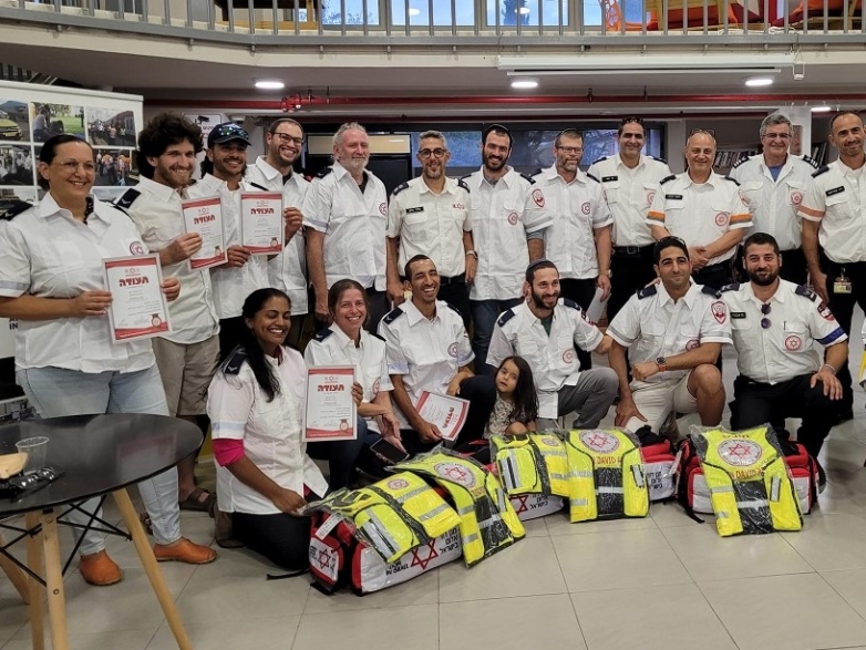16 חובשי רפואת חירום מתנדבים במרחב נגב של מד"א הצטרפו ליחידת כונני התגובה המיידית וקיבלו תיקי החייאה מתקדמים