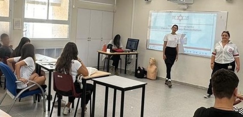 חוזר לעוטף: קורס פרחי מד"א