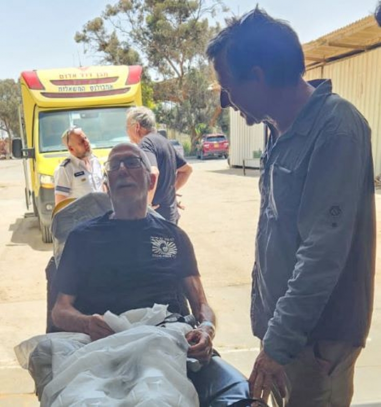 צוות אמבולנס המשאלות של מד"א סייע ליוסף אצילי לבקר בקיבוץ ניר עוז