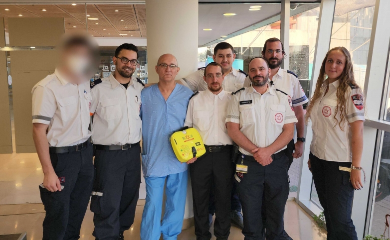 התמוטט במהלך הליכת הבוקר בפארק וניצל בזכות המפְעֵם (דפיברילטור)