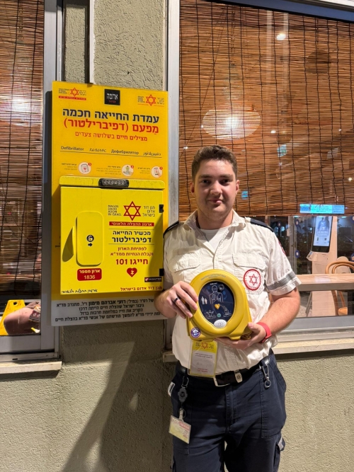 רועי פולקוב, חובש מד&quot;א שביצע בדיקות תקינות שגרתית לעמדת החייאה ציבורית, הציל חיים באמצעות המפעם