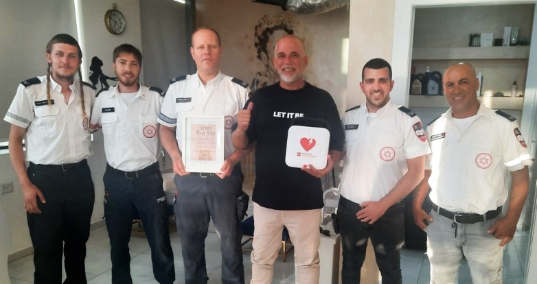 לאחר שלקה בדום לב והתמוטט: קיקו מזרחי נפגש עם צוות מד&quot;א שהציל את חייו