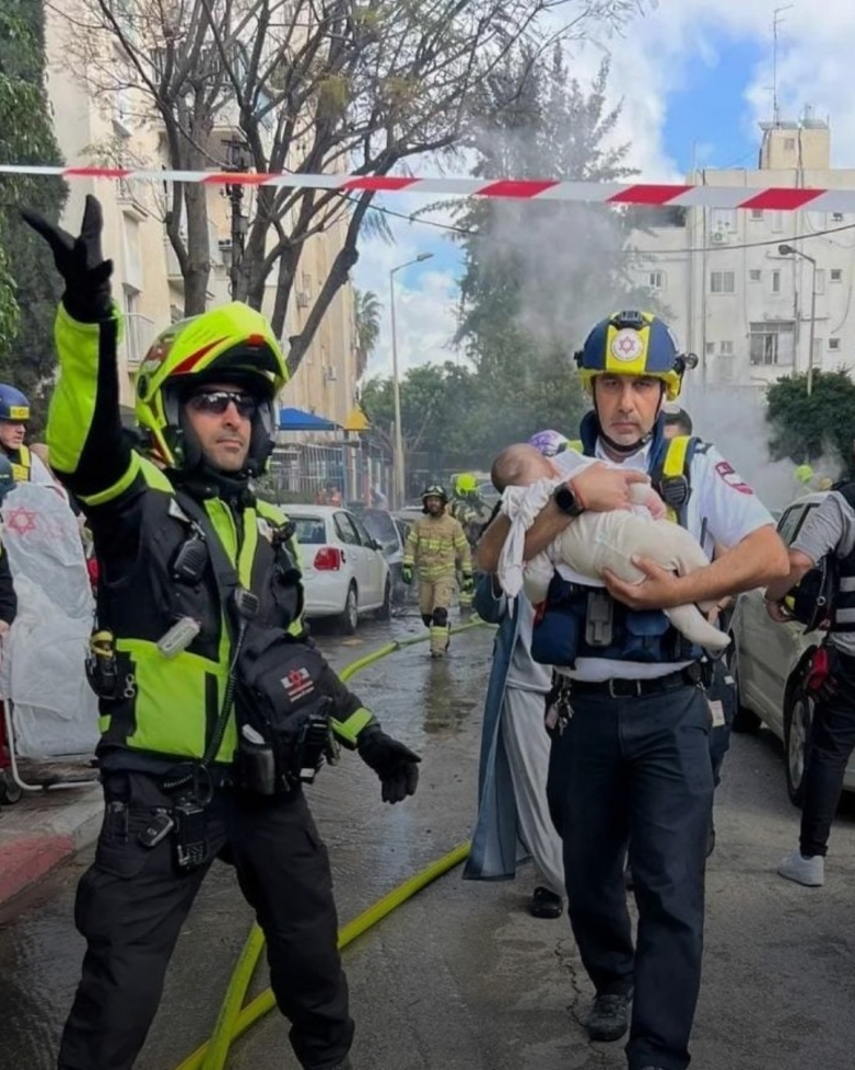 זירת נפילה בפ"ת: הפראמדיק נשא את התינוק לניידת הטיפול הנמרץ