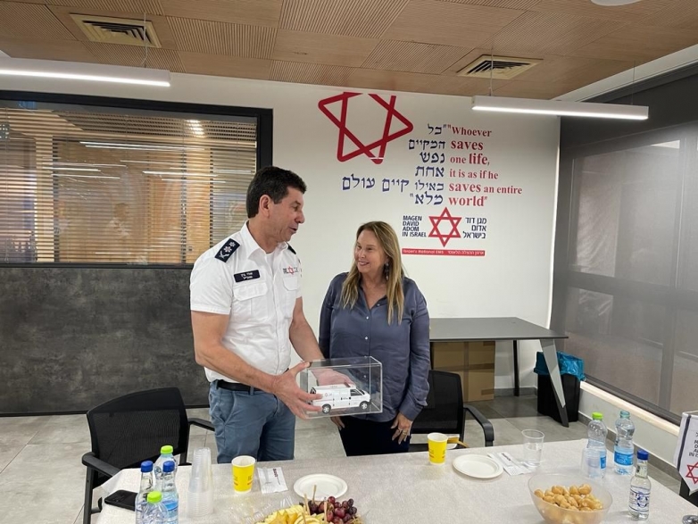 מלחמת "חרבות ברזל" – שרי אריסון בביקור במגן דוד אדום