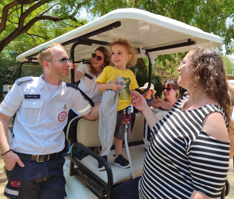 אופק בן ה-3 שממתין להשתלת לב ביקר בספארי בסיוע צוות אמבולנס המשאלות
